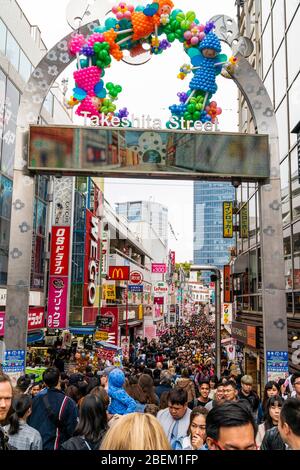 Takeshita Straße Eingang in Harajuku, Tokio. Blick entlang er berühmte Fußgängerzone mit Japanischen und ausländischen Touristen überfüllt. Tagsüber. Stockfoto