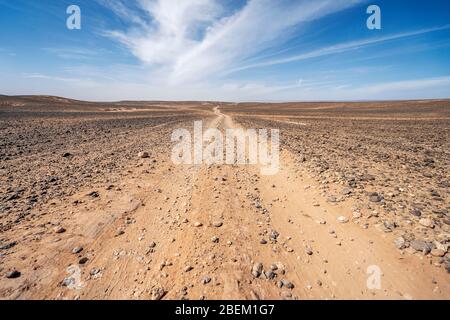 Schotter, lange Straße durch endlose Sahara Wüste, Marokko, Afrika Stockfoto