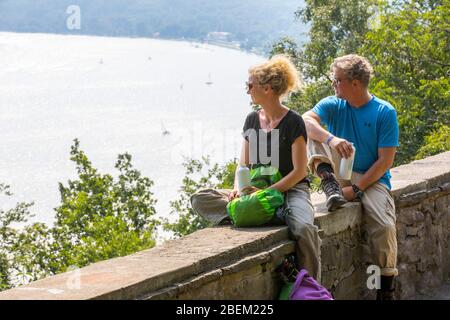 Wanderer auf dem Baldeneysteig, einem 26 km langen Stadtwanderweg, rund um und über dem Baldeneysee in Essen Aussichtspunkt Korte Klippe, Kliff, Deutschland, Stockfoto