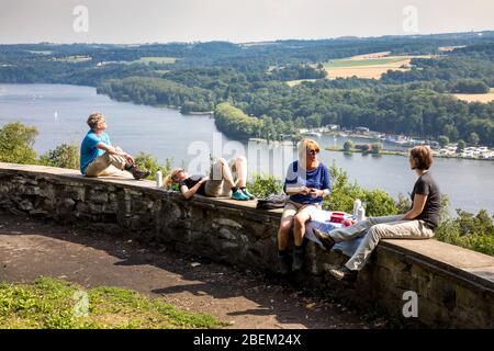 Wanderer auf dem Baldeneysteig, einem 26 km langen Stadtwanderweg, rund um und über dem Baldeneysee in Essen Aussichtspunkt Korte Klippe, Kliff, Deutschland, Stockfoto