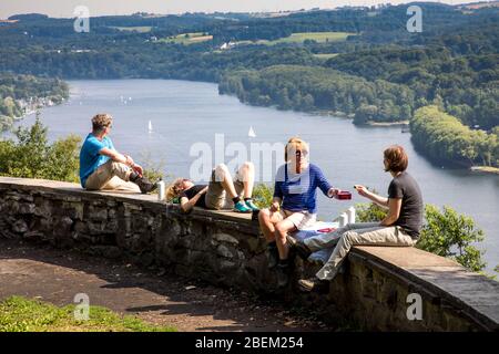 Wanderer auf dem Baldeneysteig, einem 26 km langen Stadtwanderweg, rund um und über dem Baldeneysee in Essen Aussichtspunkt Korte Klippe, Kliff, Deutschland, Stockfoto