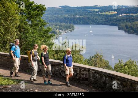 Wanderer auf dem Baldeneysteig, einem 26 km langen Stadtwanderweg, rund um und über dem Baldeneysee in Essen Aussichtspunkt Korte Klippe, Kliff, Deutschland, Stockfoto