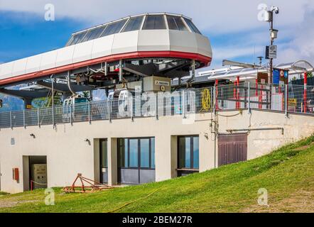 Seilbahn von Pejo 3000: Die moderne Seilbahn, die eine Höhe von 3000 Metern erreicht, Pejo, Trentino-Südtirol, Italien - 10. august 2019. Stockfoto