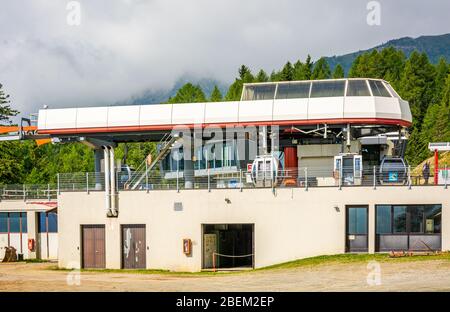 Seilbahn von Pejo 3000: Die moderne Seilbahn, die eine Höhe von 3000 Metern erreicht, Pejo, Trentino-Südtirol, Italien - 10. august 2019. Stockfoto