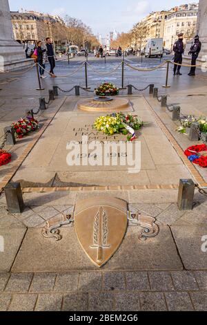 Das Grab des unbekannten Soldaten und der ewigen Flamme, ein Denkmal des Ersten Weltkriegs, unter dem Triumphbogen in Paris, Frankreich. Februar 2020. Stockfoto