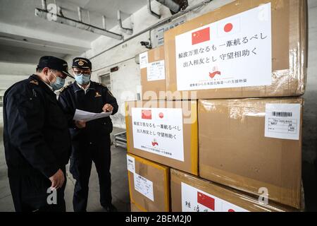 (200414) -- PEKING, 14. April 2020 (Xinhua) -- Zollbeamte überprüfen medizinische Versorgung, die Japan in Shenyang, nordöstlich der chinesischen Provinz Liaoning, am 15. März 2020 gespendet wurde. ZU DEN XINHUA SCHLAGZEILEN VOM 14. APRIL 2020. (Xinhua/Pan Yulong) Stockfoto