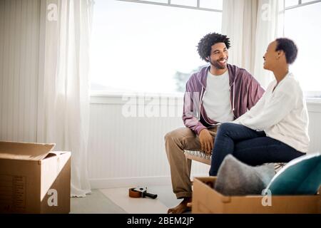 Glückliches Paar, das sich in ihrem neuen Zuhause entspannt Stockfoto
