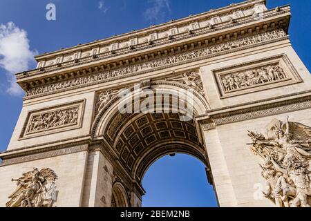 Nahaufnahme des Triumphbogens, eines der wichtigsten Monumente in Paris, Frankreich. Februar 2020. Stockfoto