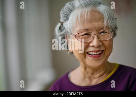 Porträt einer lächelnden Frau senior Stockfoto