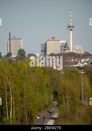 Radweg Rheinische Bahn zwischen Essen und MŸlheim an der Ruhr, ehemalige Bahnstrecke, erweitert zu Radweg und Gehweg, Herz der Zukunftszeit Stockfoto