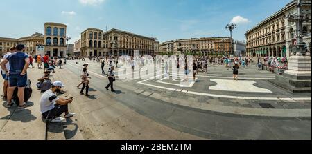 MAILAND, ITALIEN - 1. AUGUST 2019 : Weitwinkel-Panorama. Der Domplatz, Blick von der Haupttreppe der Fassade des Duomo und der Galleria Vittorio E Stockfoto