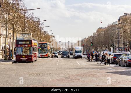 Verkehr auf den Champs Elysees, im Zentrum von Paris, Frankreich. Februar 2020. Stockfoto