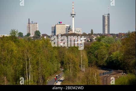 Radweg Rheinische Bahn zwischen Essen und MŸlheim an der Ruhr, ehemalige Bahnstrecke, erweitert zu Radweg und Gehweg, Herz der Zukunftszeit Stockfoto