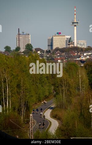 Radweg Rheinische Bahn zwischen Essen und MŸlheim an der Ruhr, ehemalige Bahnstrecke, erweitert zu Radweg und Gehweg, Herz der Zukunftszeit Stockfoto