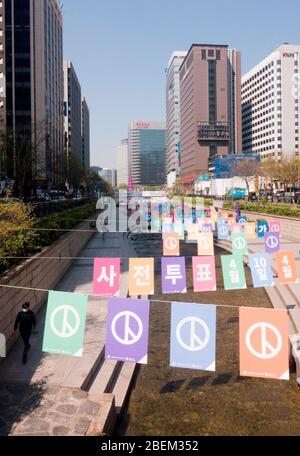 Seoul, Südkorea, 14. April 2020 : die von der Seoul Election Management Commission zur Motivation der Menschen zur Wahlbeteiligung eingesetzte Schilder werden entlang des Cheonggye-Stromes im Zentrum von Seoul, Südkorea, gesehen. Die Parlamentswahlen in Südkorea vom 15. April werden 300 Gesetzgeber für einen vierjährigen Zeitraum bestimmen. Kredit: Lee Jae-won/AFLO/Alamy Live News Stockfoto