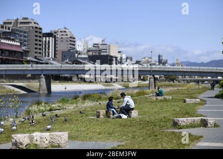 Kyoto, Japan. April 2020. Am Dienstag, den 14. April 2020, genießt man das Wetter in der Nähe des Kamogawa-Flusses in Kyoto, inmitten der Ausbreitung des neuen Coronavirus. Der japanische Premierminister Shinzo Abe erklärte vergangene Woche Tokio und sechs anderen Präfekturen, darunter Kyoto, zum Ausnahmezustand, um die Abwehr gegen die Ausbreitung des Coronavirus zu verstärken. (Foto: Richard Atrero de Guzman/ AFLO) Quelle: Aflo Co. Ltd. Quelle: Aflo Co. Ltd./Alamy Live News Stockfoto
