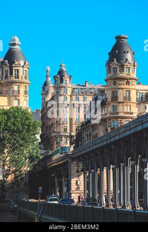Schöne Aussicht auf architektonisch schöne Gebäude auf der Pont de Bir-Hakeim mit der U-Bahn. Stockfoto