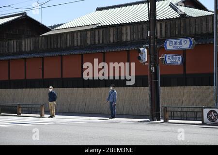 Kyoto, Japan. April 2020. Auf diesem Foto zeigt man Menschen, die am Dienstag, den 14. April 2020, inmitten der Ausbreitung des neuen Coronavirus in einer fast leeren Straße in Kyoto Gesichtsmaske tragen. Der japanische Premierminister Shinzo Abe erklärte vergangene Woche Tokio und sechs anderen Präfekturen, darunter Kyoto, zum Ausnahmezustand, um die Abwehr gegen die Ausbreitung des Coronavirus zu verstärken. (Foto: Richard Atrero de Guzman/ AFLO) Quelle: Aflo Co. Ltd. Quelle: Aflo Co. Ltd./Alamy Live News Stockfoto