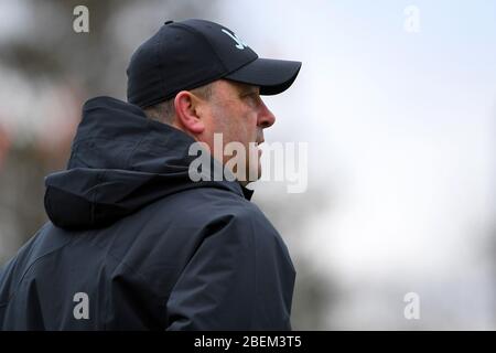 Princeton, New Jersey, USA. Februar 2020. Johns Hopkins Blue Jays Cheftrainer Dave Pietramala schaut vor einem NCAA menÕs Lacrosse Spiel gegen die Princeton Tigers im Class of 1952 Stadium am 29. Februar 2020 in Princeton, New Jersey, zu. Princeton besiegte Johns Hopkins 18-11. Rich Barnes/CSM/Alamy Live News Stockfoto