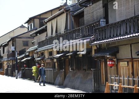 Kyoto, Japan. April 2020. Auf diesem Foto zeigt nur wenige Menschen, die am Dienstag, den 14. April 2020, inmitten der Ausbreitung des neuen Coronavirus in der berühmten Touristendestination Gion in Kyoto spazieren. Der japanische Premierminister Shinzo Abe erklärte vergangene Woche Tokio und sechs anderen Präfekturen, darunter Kyoto, zum Ausnahmezustand, um die Abwehr gegen die Ausbreitung des Coronavirus zu verstärken. (Foto: Richard Atrero de Guzman/ AFLO) Quelle: Aflo Co. Ltd. Quelle: Aflo Co. Ltd./Alamy Live News Stockfoto