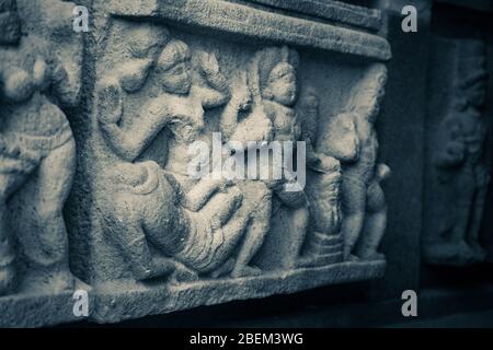 Ein Bild von einer Steinskulptur von adhitha karikalan Mordszene am lord bragadeeswarar Tempel in tanjavur in Tamil Nadu Indien Stockfoto