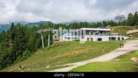 Seilbahn von Pejo 3000: Die moderne Seilbahn, die eine Höhe von 3000 Metern erreicht, Pejo, Trentino-Südtirol, Italien - 10. august 2019. Stockfoto