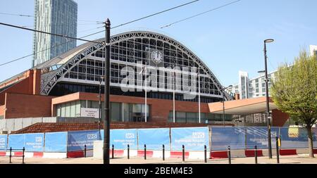 Manchester. England 14. April 2020. Das Corona NHS Nightingale Hospital North West. Das Hotel befindet sich im Manchester Central Konferenzzentrum, das früher als G-MEX bekannt war. Greater Manchester Exhibition Centre. Ein Krankenwagen wartet drinnen Stockfoto