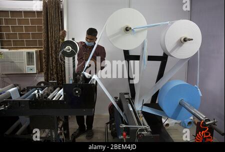 Neu Delhi, Indien. April 2020. Ein Personal der indischen Zentralreserve-Polizei (CRPF) bereitet Masken für Gesundheitsarbeiter in Neu Delhi, Indien, 14. April 2020 vor. Das indische Gesundheitsministerium sagte am Dienstagabend, dass die Zahl der Todesfälle aufgrund von COVID-19 in Indien auf 353 gestiegen sei und die Gesamtzahl der bestätigten Fälle im Land 10,815 erreicht habe. Kredit: Javed Dar/Xinhua/Alamy Live News Stockfoto