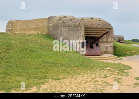 Überreste der deutschen Batterie, die am 07 1944. Juni gefangen genommen wurde, Bunker und Artilleriegewehren Stockfoto