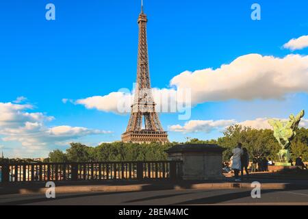 Eiffelturm im Sommer. Romantischer Reisehintergrund. Der Eiffelturm ist ein traditionelles Symbol für paris und Liebe. Stockfoto