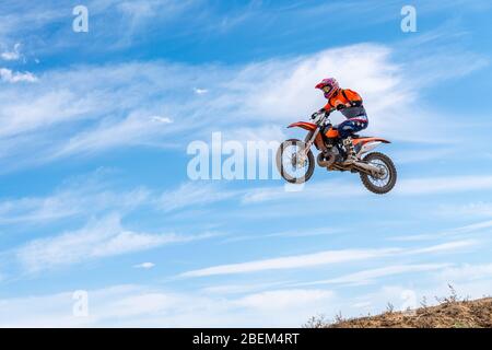 Dacono, CO/ USA- 29. März 2020 Motocross-Fahrer fahren um die Strecke und schlagen Sprünge und Berms in Colorado's Front Range Stockfoto