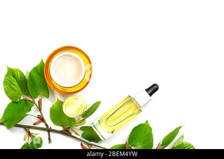 Hautpflegeprodukte, natürliche Kosmetik. Flach legen Bild auf weißem Hintergrund natürliche kosmetische Hautpflege Flasche, Serum und Bio-grünes Blatt. Hausgemachte und Beauty-Produkt-Konzept. Stockfoto