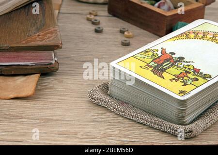 Tarot Karten, Holzbuch und Schachtel auf braunem Brett Stockfoto