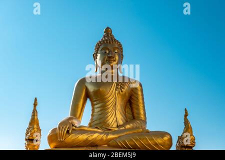 Sitzende Buddha-Statue, sitzende goldene Buddha-Statue oder Skulptur Stockfoto