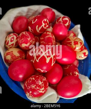 Hausgemachte gefärbte Eier, bunte rote Eier für Ostern mit verschiedenen Mustern vorbereitet, traditionelle orthodoxe bemalte Eier bereit für die Feier Stockfoto