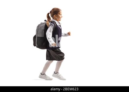 In voller Länge Profilaufnahme eines Schulmädchens in einer Uniform mit einem Rucksack läuft isoliert auf weißem Hintergrund Stockfoto