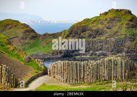 Ein Blick auf die imposanten Steine von einem hohen Aussichtspunkt mit Blick auf Giant's Causeway und die Antrim Coast, Nordirland, Großbritannien Stockfoto