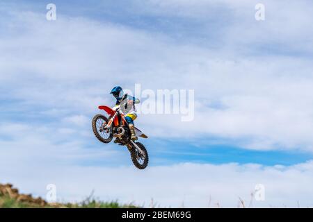 Dacono, CO/ USA- 29. März 2020 Motocross-Fahrer fahren um die Strecke und schlagen Sprünge und Berms in Colorado's Front Range Stockfoto