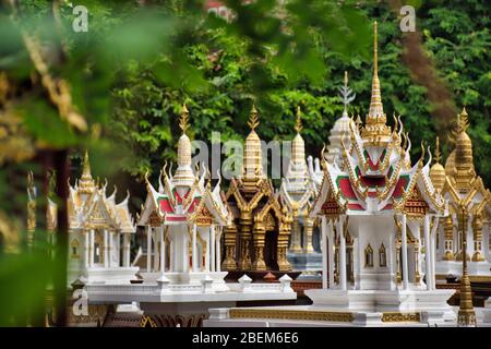 Bangkok, Thailand 04.12.2020: Bild der thailändischen Geisterhausschreine im Freien. Im modernen Thailand werden alle Geisterhäuser im Freien gehalten. Stockfoto