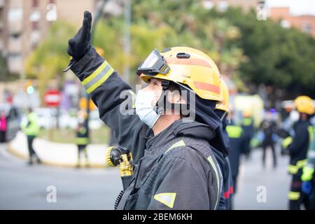 Malaga, Spanien. April 2020. Covid-19 Tribut Applaus an das Gesundheitspersonal des Krankenhauses Carlos Haya Málaga von der Polizei, Guardia Civil und Feuerwehrmänner Stockfoto