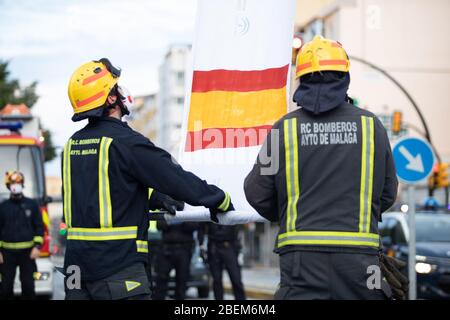 Malaga, Spanien. April 2020. Covid-19 Tribut Applaus an das Gesundheitspersonal des Krankenhauses Carlos Haya Málaga von der Polizei, Guardia Civil und Feuerwehrmänner Stockfoto