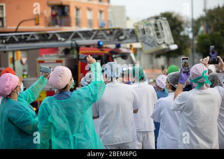 Malaga, Spanien. April 2020. Covid-19 Tribut Applaus an das Gesundheitspersonal des Krankenhauses Carlos Haya Málaga von der Polizei, Guardia Civil und Feuerwehrmänner Stockfoto