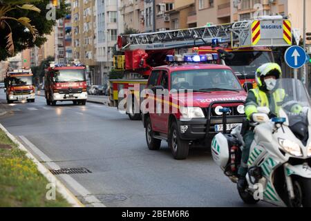 Malaga, Spanien. April 2020. Covid-19 Tribut Applaus an das Gesundheitspersonal des Krankenhauses Carlos Haya Málaga von der Polizei, Guardia Civil und Feuerwehrmänner Stockfoto