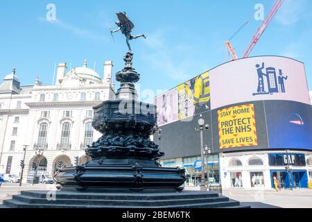 Picadilly Circus, London, Großbritannien. April 2020. Die berühmten Werbetechnik-Bildschirme des Piccadilly Circus zeigen Botschaften, die Menschen bitten, zu Hause zu bleiben und die Notdienste und Schlüsselkräfte zu loben. Kredit: Tom Leighton/Alamy Live News Stockfoto