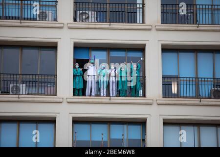 Malaga, Spanien. April 2020. Covid-19 Tribut Applaus an das Gesundheitspersonal des Krankenhauses Carlos Haya Málaga von der Polizei, Guardia Civil und Feuerwehrmänner Stockfoto