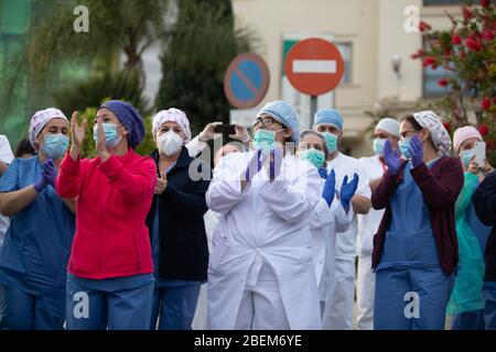 Malaga, Spanien. April 2020. Covid-19 Tribut Applaus an das Gesundheitspersonal des Krankenhauses Carlos Haya Málaga von der Polizei, Guardia Civil und Feuerwehrmänner Stockfoto