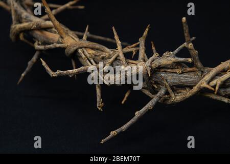 Nahaufnahme der Osterkrone der Dornen auf schwarz Stockfoto