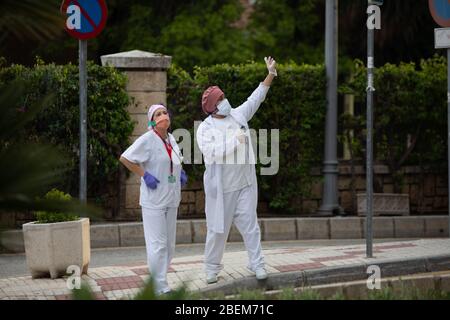 Malaga, Spanien. April 2020. Covid-19 Tribut Applaus an das Gesundheitspersonal des Krankenhauses Carlos Haya Málaga von der Polizei, Guardia Civil und Feuerwehrmänner Stockfoto