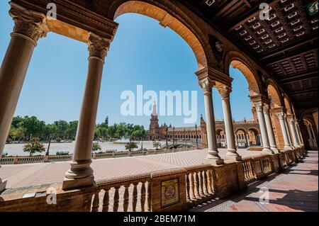 Die Plaza de España in Sevilla, Spanien von unter Bögen Stockfoto