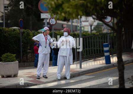 Malaga, Spanien. April 2020. Covid-19 Tribut Applaus an das Gesundheitspersonal des Krankenhauses Carlos Haya Málaga von der Polizei, Guardia Civil und Feuerwehrmänner Stockfoto